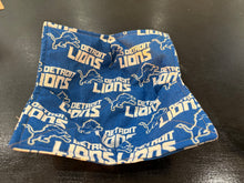 Load image into Gallery viewer, Microwavable Fabric Bowl Cozy - Detroit Lions
