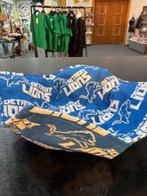 Load image into Gallery viewer, Microwavable Fabric Bowl Cozy - Detroit Lions
